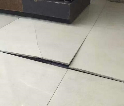 墙砖翘起来了(墙砖翘起来了怎么压平)